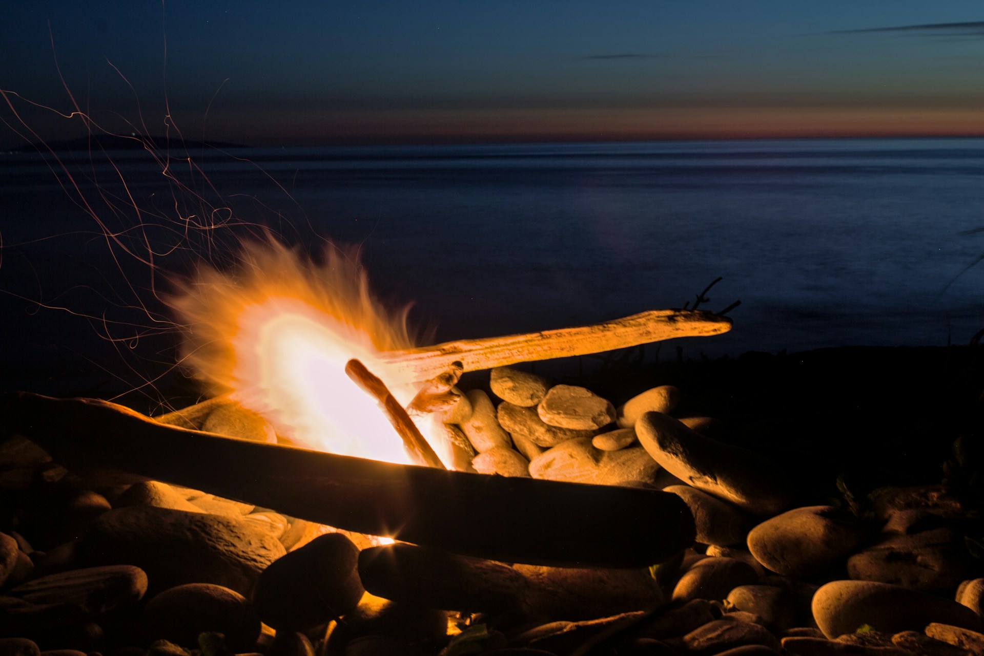black and white bed linen