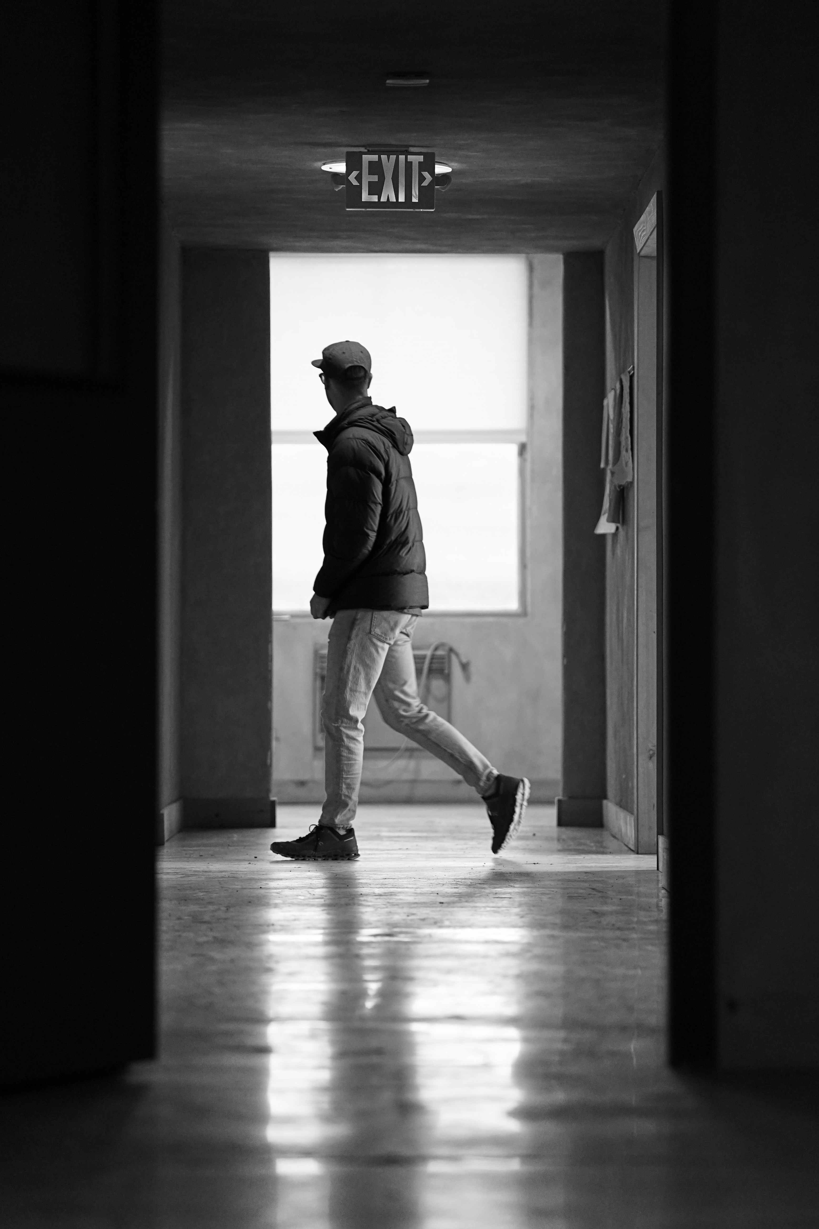 Ein Mann, der einen Flur in einem Gebäude entlanggeht