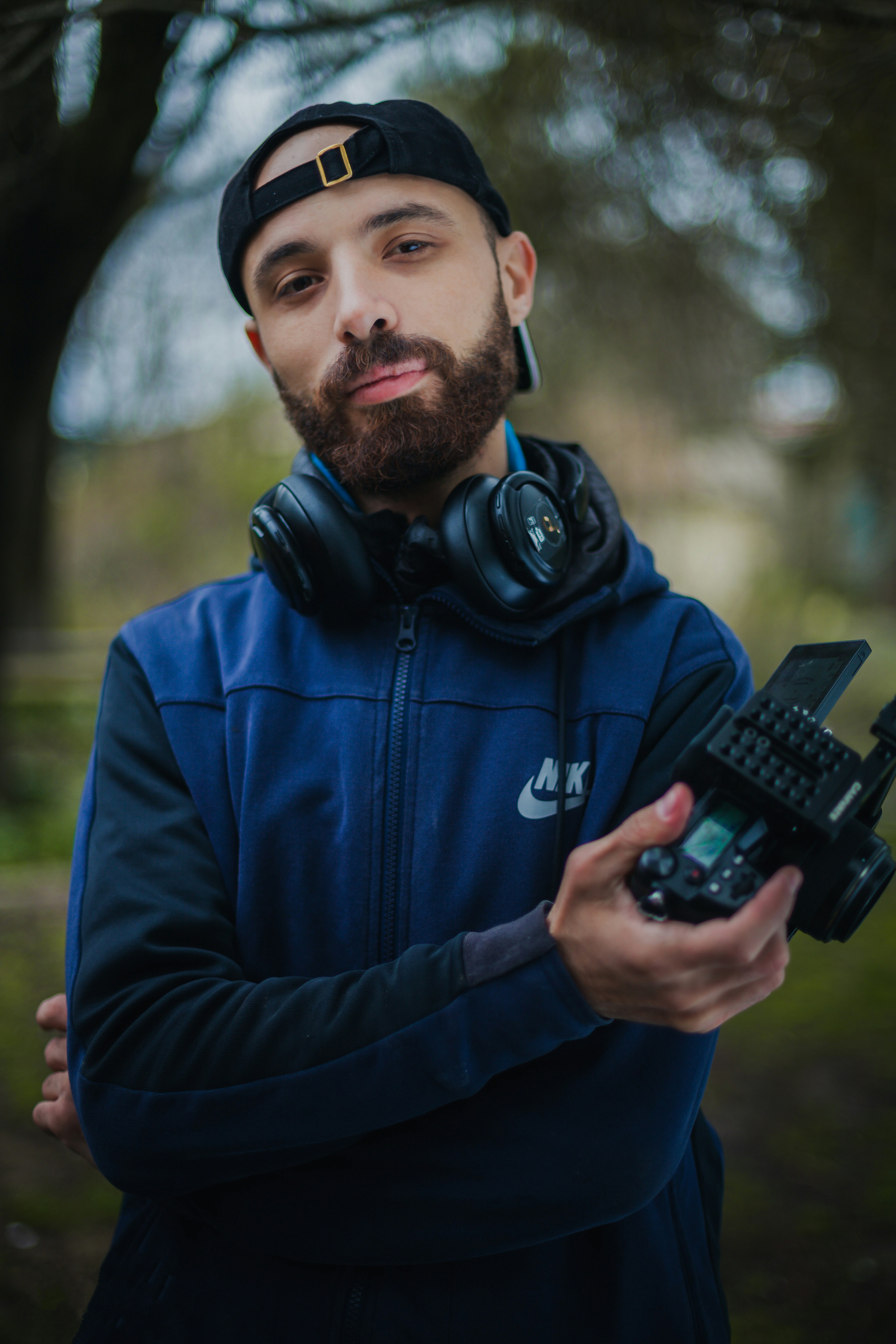 Ein Mann mit Kopfhörern, der ein Handy hält