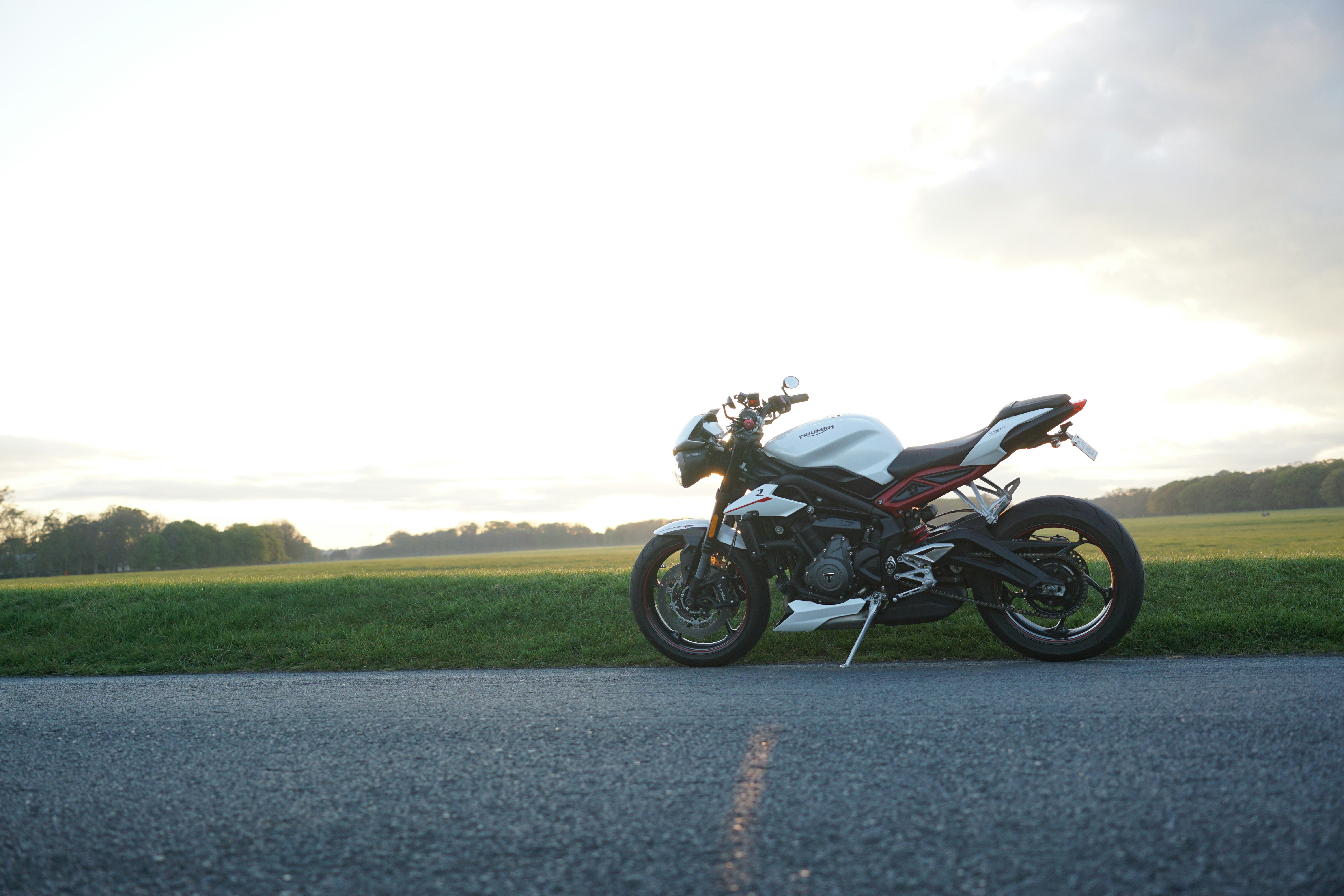 une moto garée sur le bord de la route