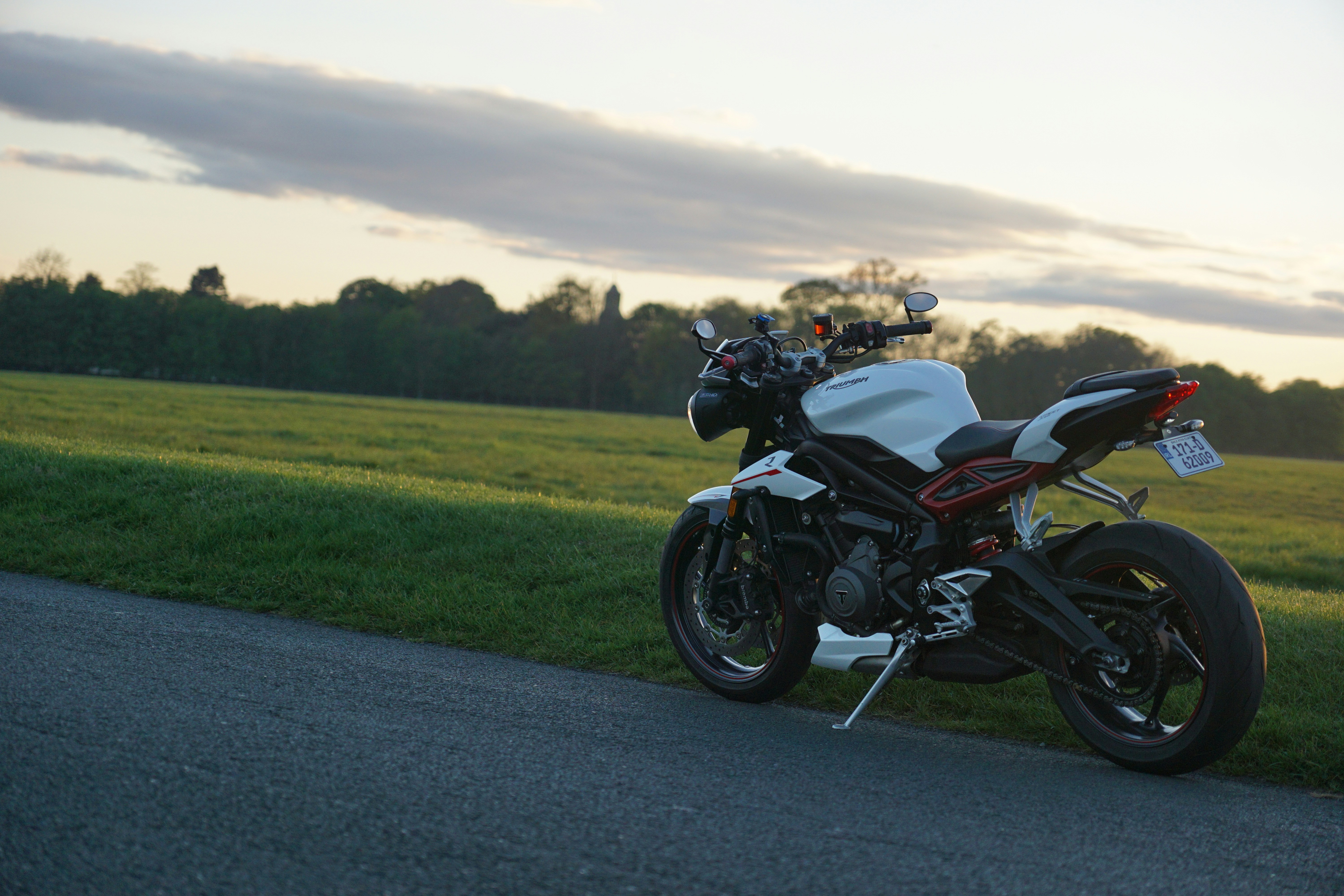 une moto garée sur le bord de la route