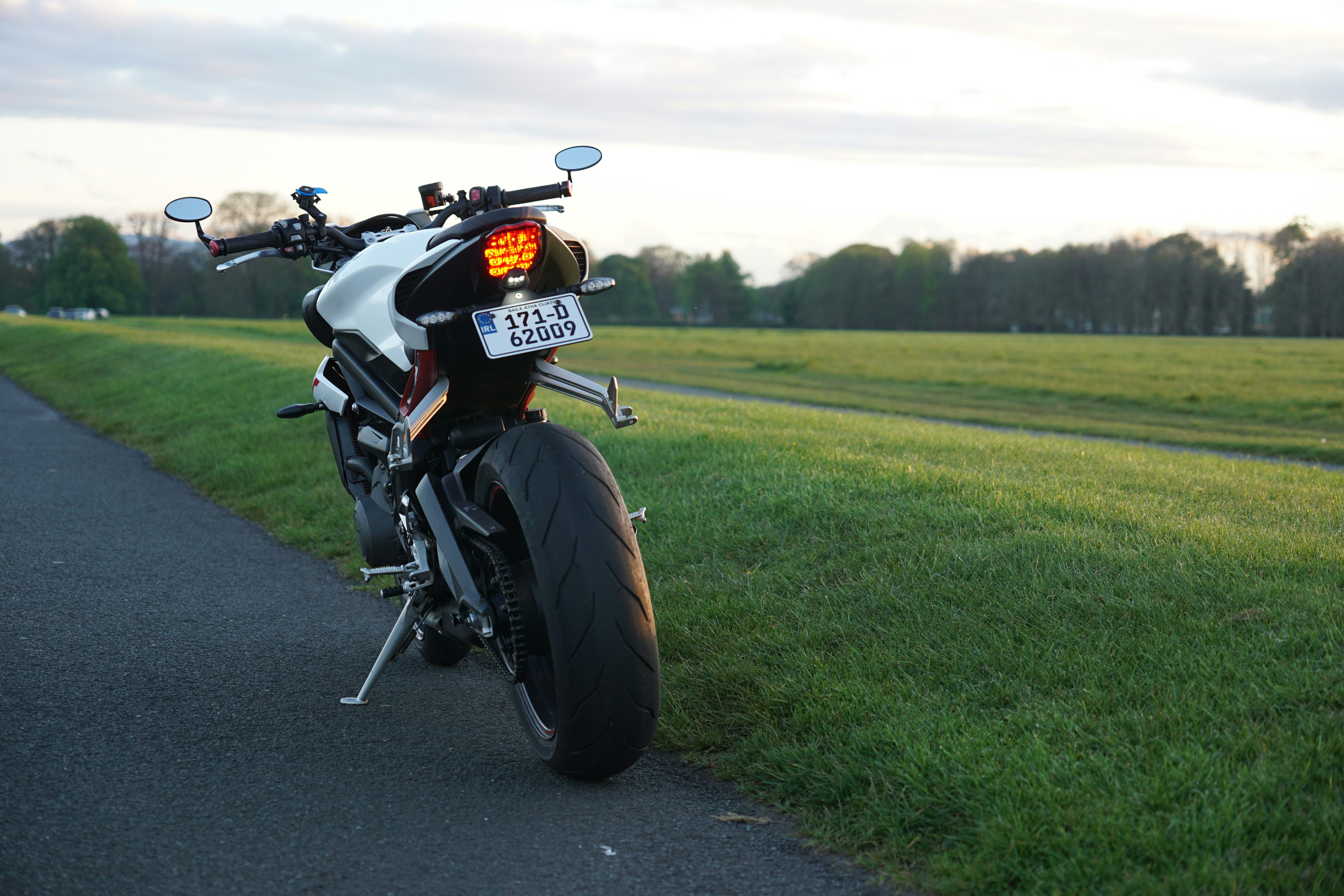 une moto garée sur le bord d’une route