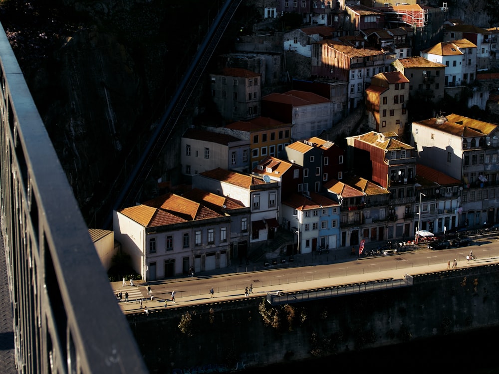 Eine Luftaufnahme einer Stadt mit Gebäuden und einer Brücke