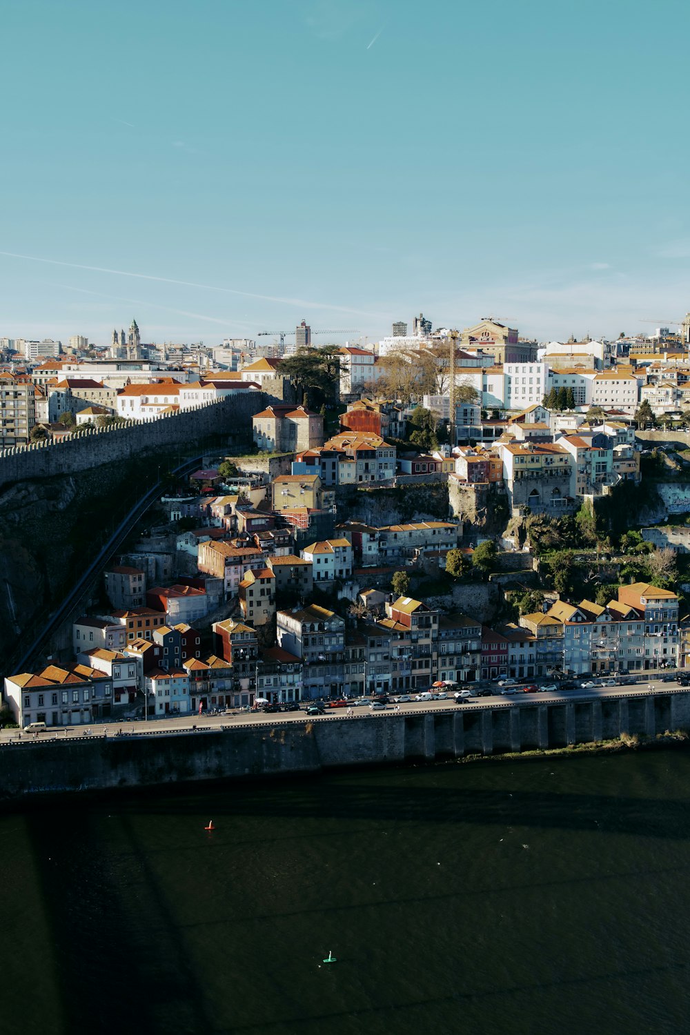Ein Blick auf eine Stadt von einer Brücke
