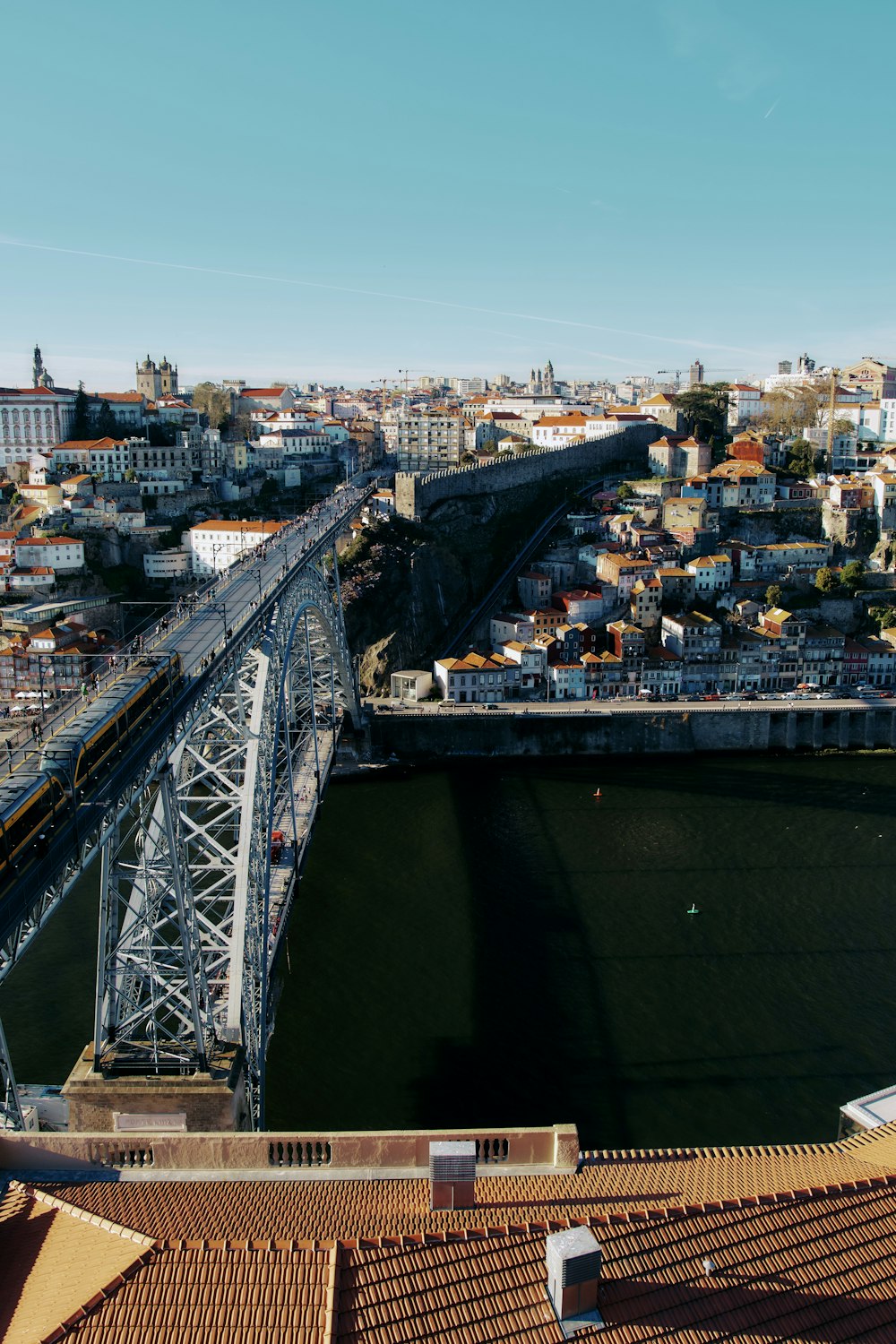 uma vista de uma cidade e uma ponte sobre um rio