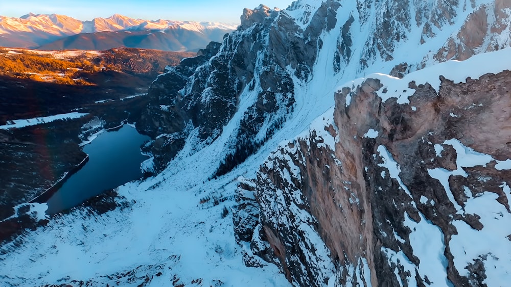 une montagne enneigée avec un lac au milieu