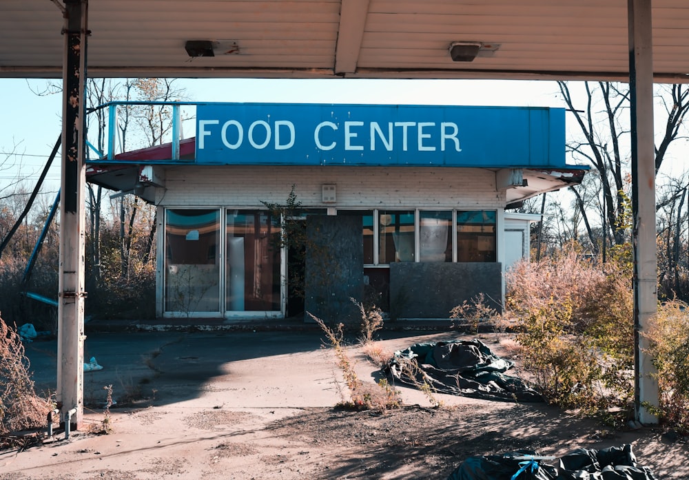 Ein blaues Schild mit der Aufschrift Food Center vor einem Gebäude
