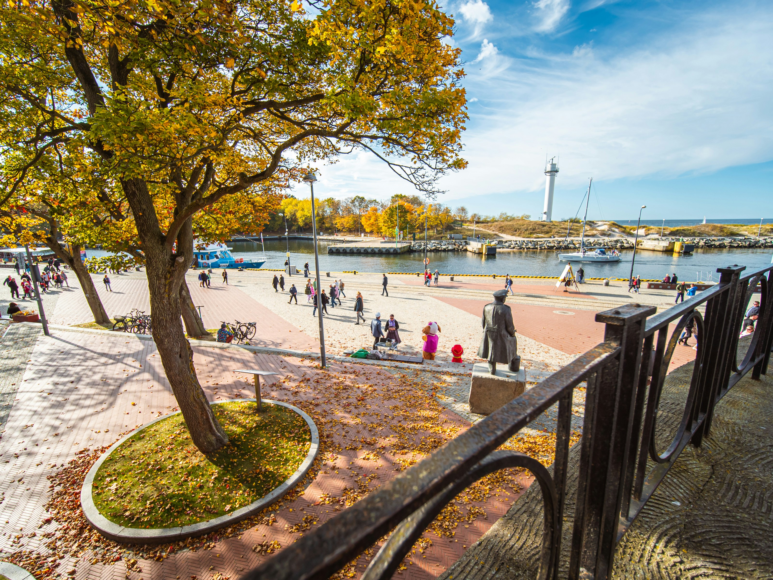 Un grupo de personas caminando por un parque junto a un río