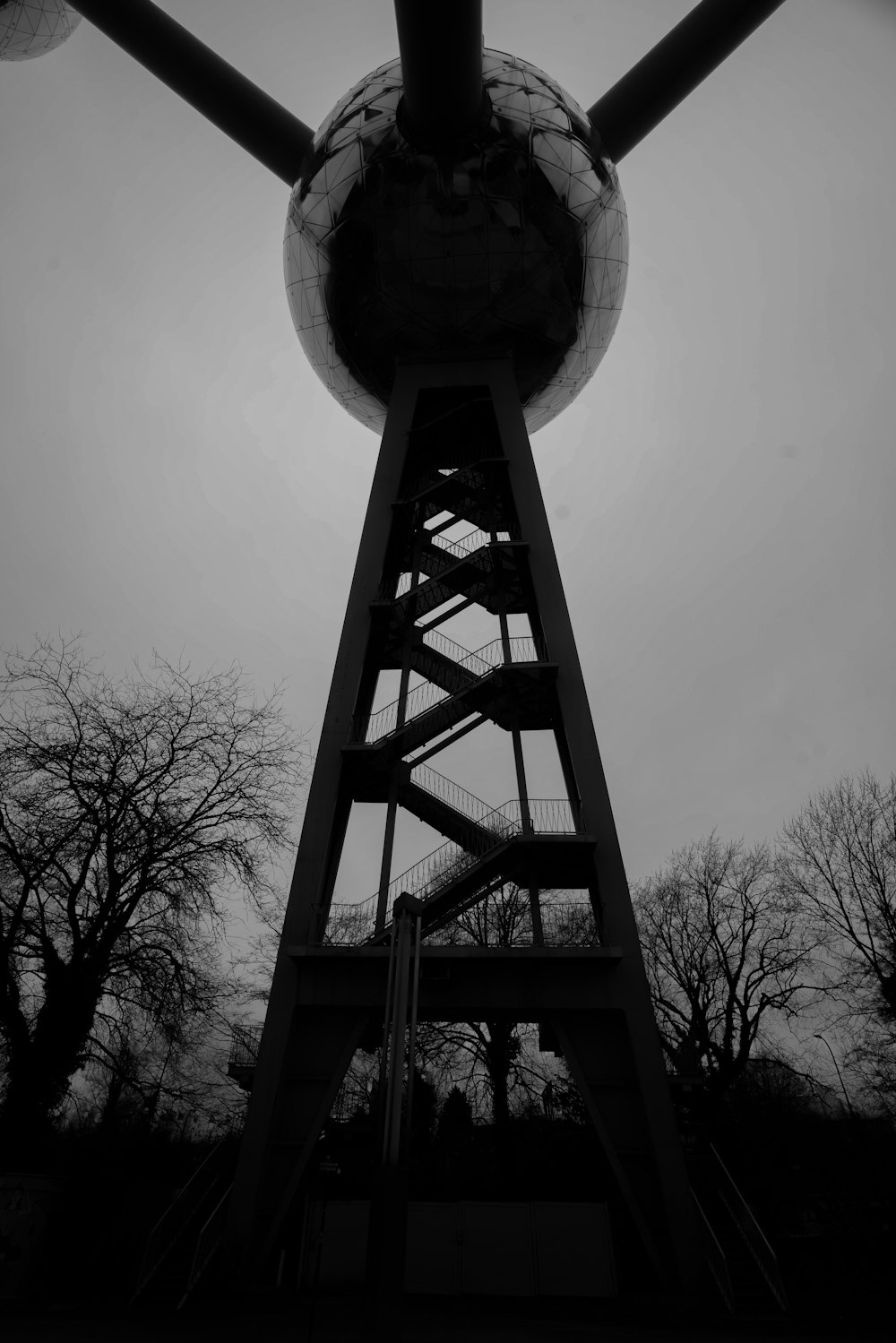 Una foto en blanco y negro de la parte superior de una torre