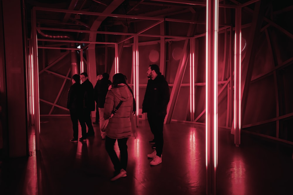 Un grupo de personas de pie en una habitación oscura