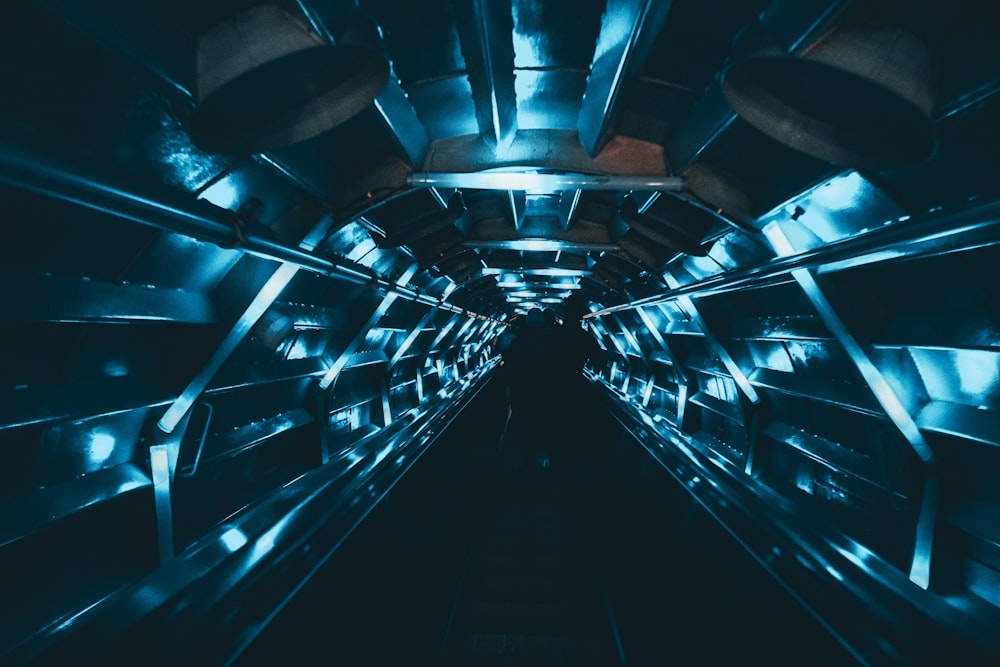 Un túnel muy largo y oscuro con algunas luces encendidas