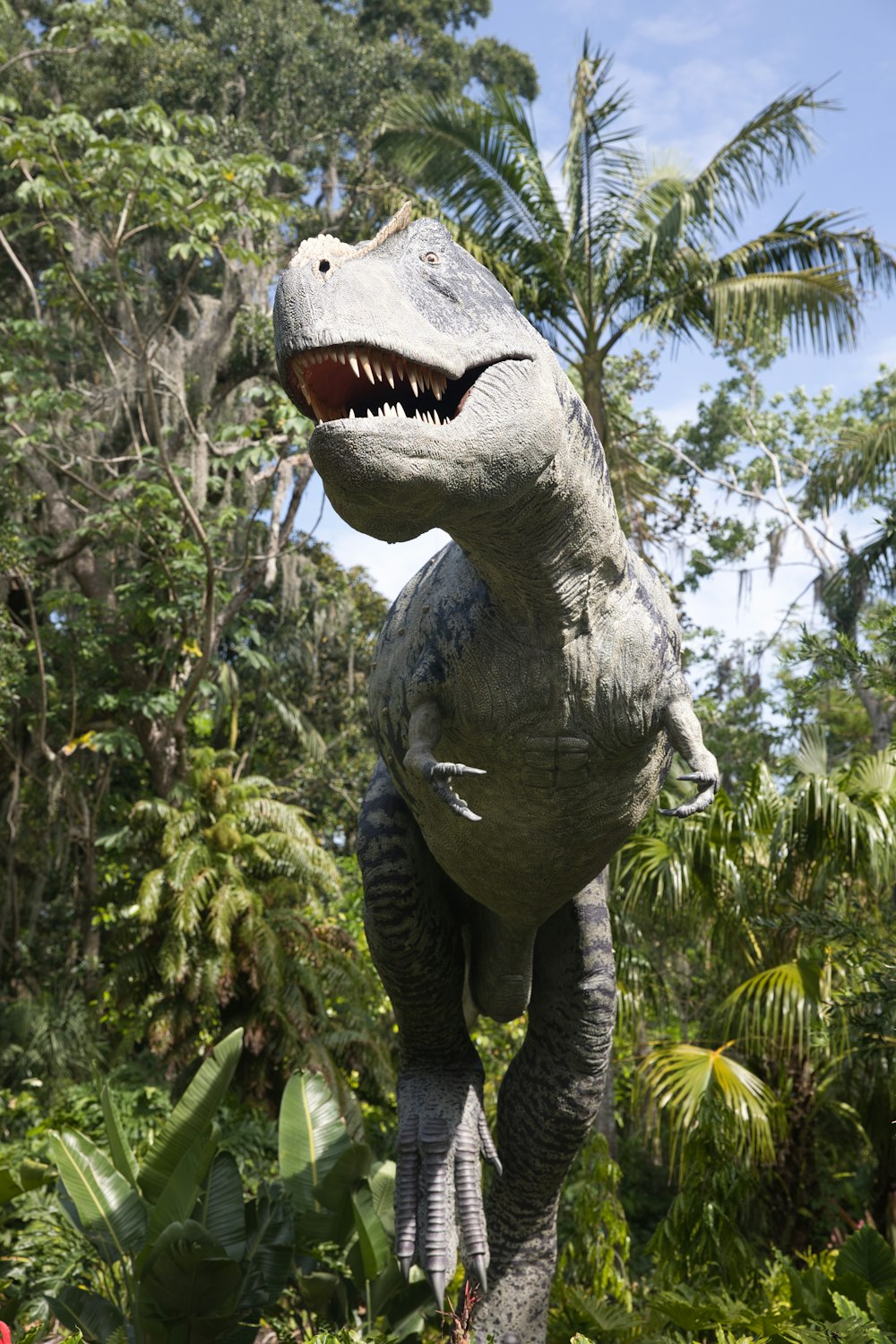 eine Statue eines Dinosauriers mitten im Dschungel