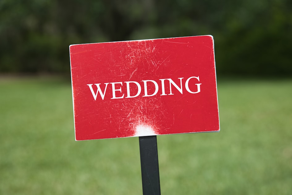 Cover Image for Wedding Photographer Red Flags: 12 Warning Signs to Watch For Before You Book