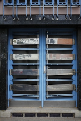 Photo 1682803254880 3ddf511219df?q=85&w=300&h=400&fit=crop