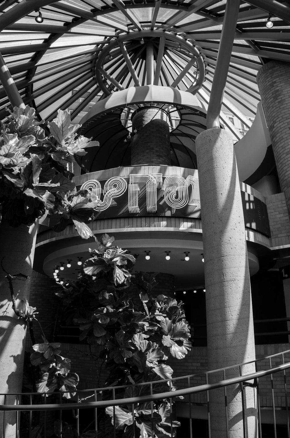 Una foto en blanco y negro del interior de un edificio