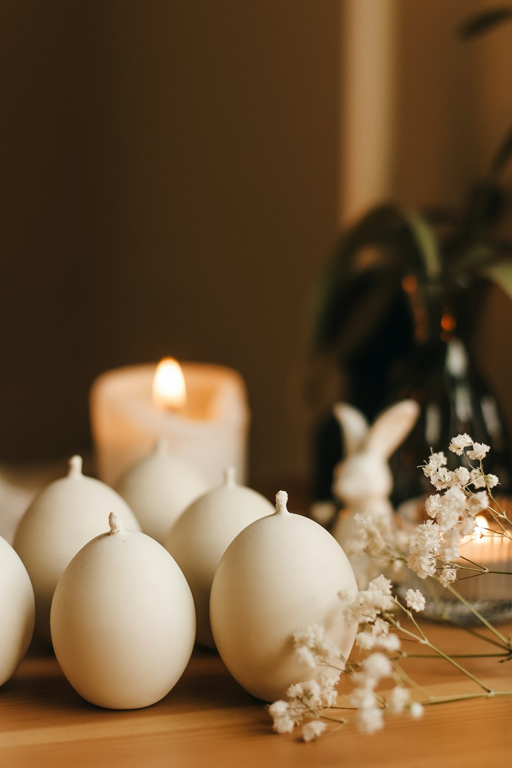 Un montón de velas blancas sentadas encima de una mesa