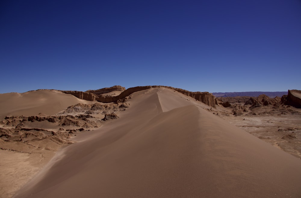 dunas de areia no deserto sob um céu azul