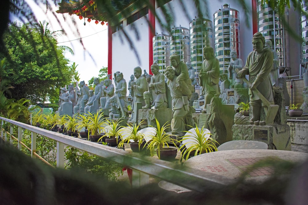 un groupe de statues assises les unes à côté des autres