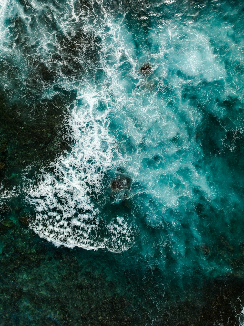 Una vista a volo d'uccello di uno specchio d'acqua