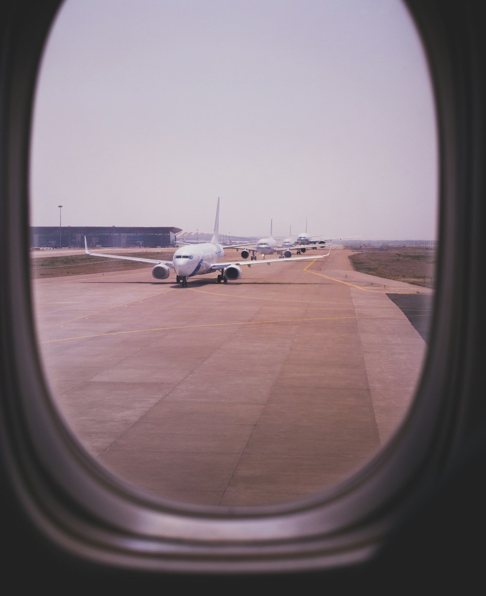 Ein Blick auf ein Flugzeug aus einem Fenster