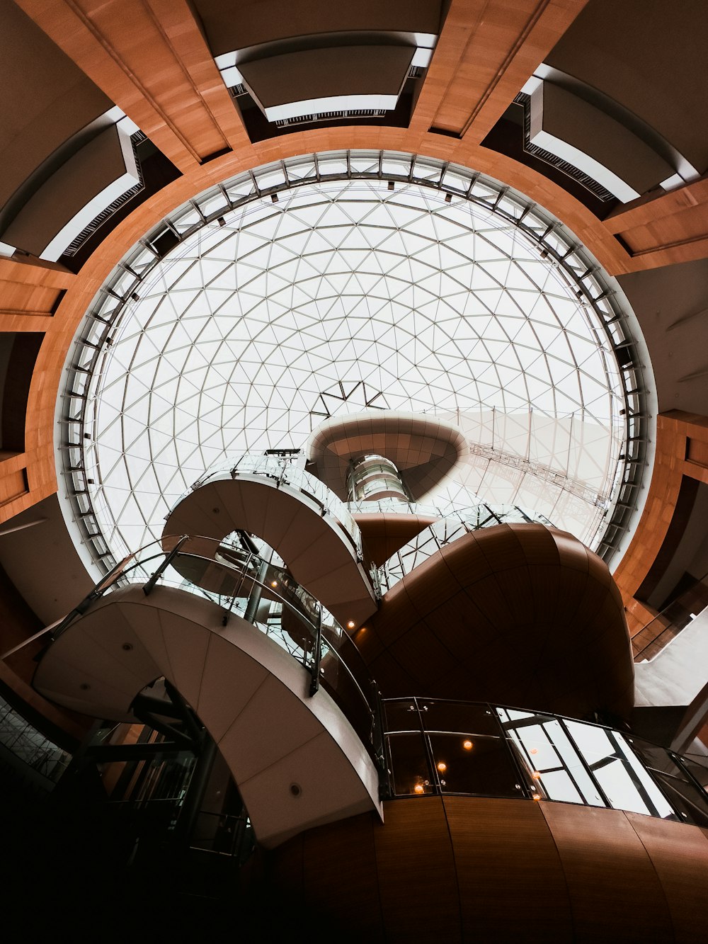 une grande fenêtre circulaire au milieu d’un bâtiment