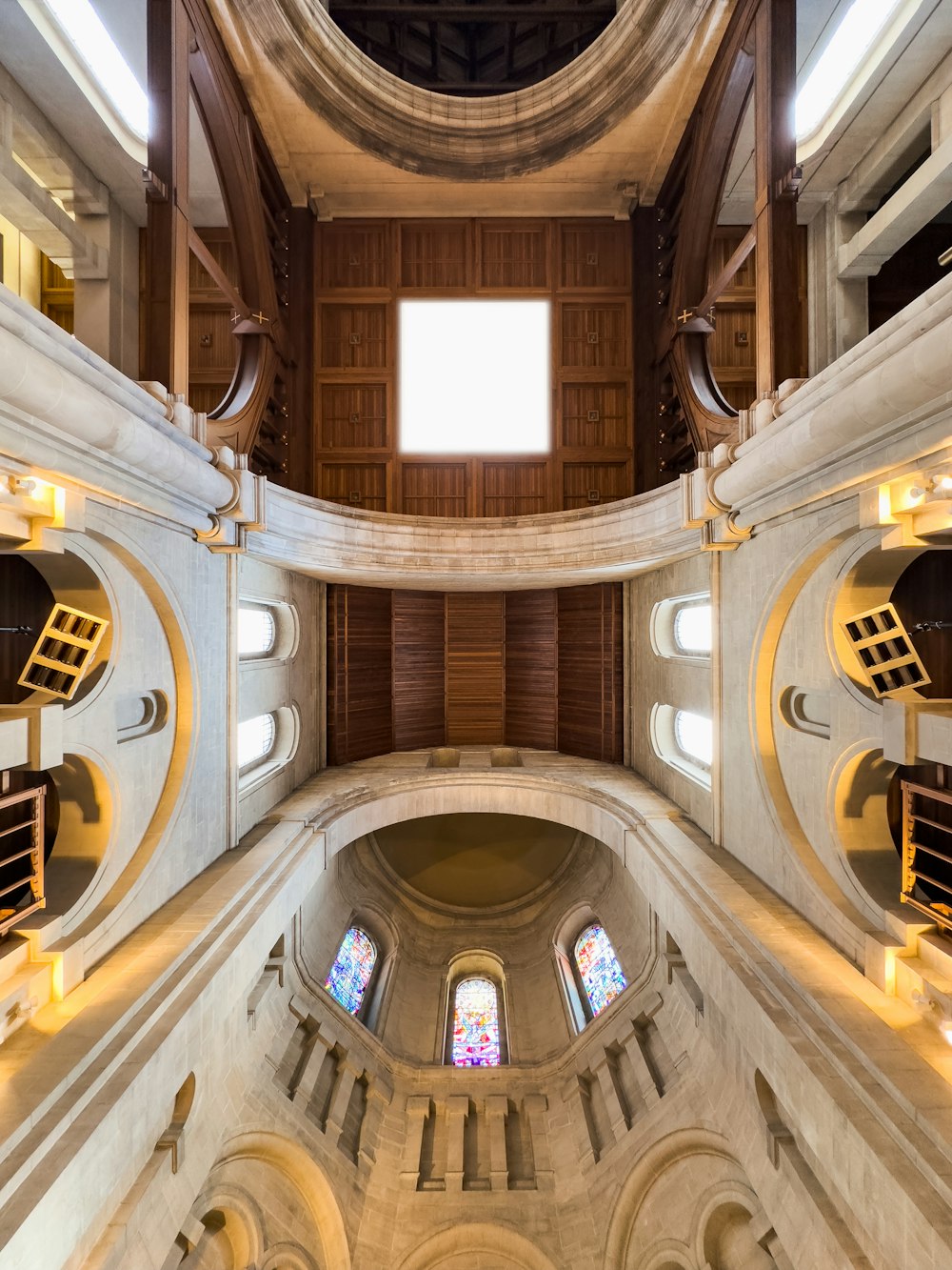 uma vista do interior de uma igreja olhando para o teto