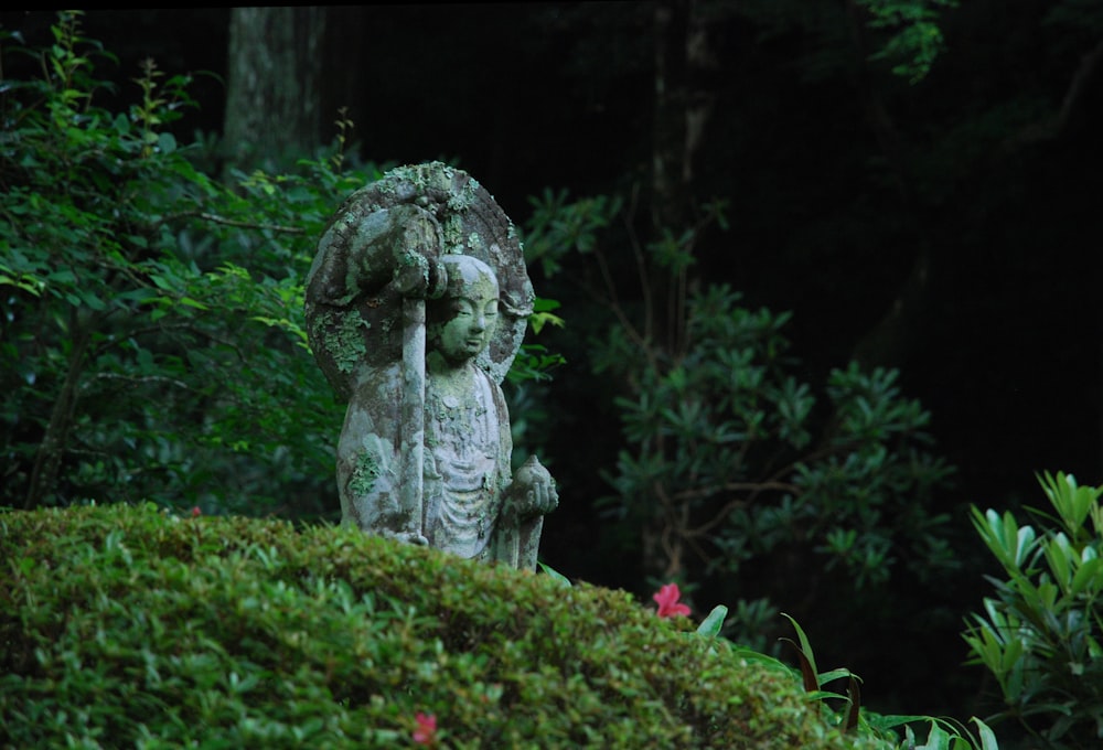 Una estatua en medio de un jardín