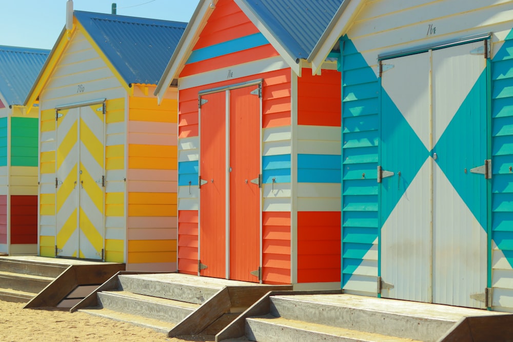 Una fila di capanne sulla spiaggia colorate sedute una accanto all'altra