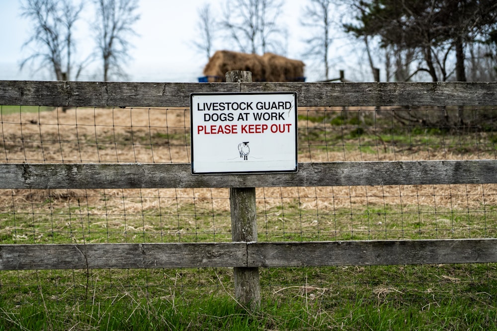 uma placa alertando sobre o gado em uma área cercada