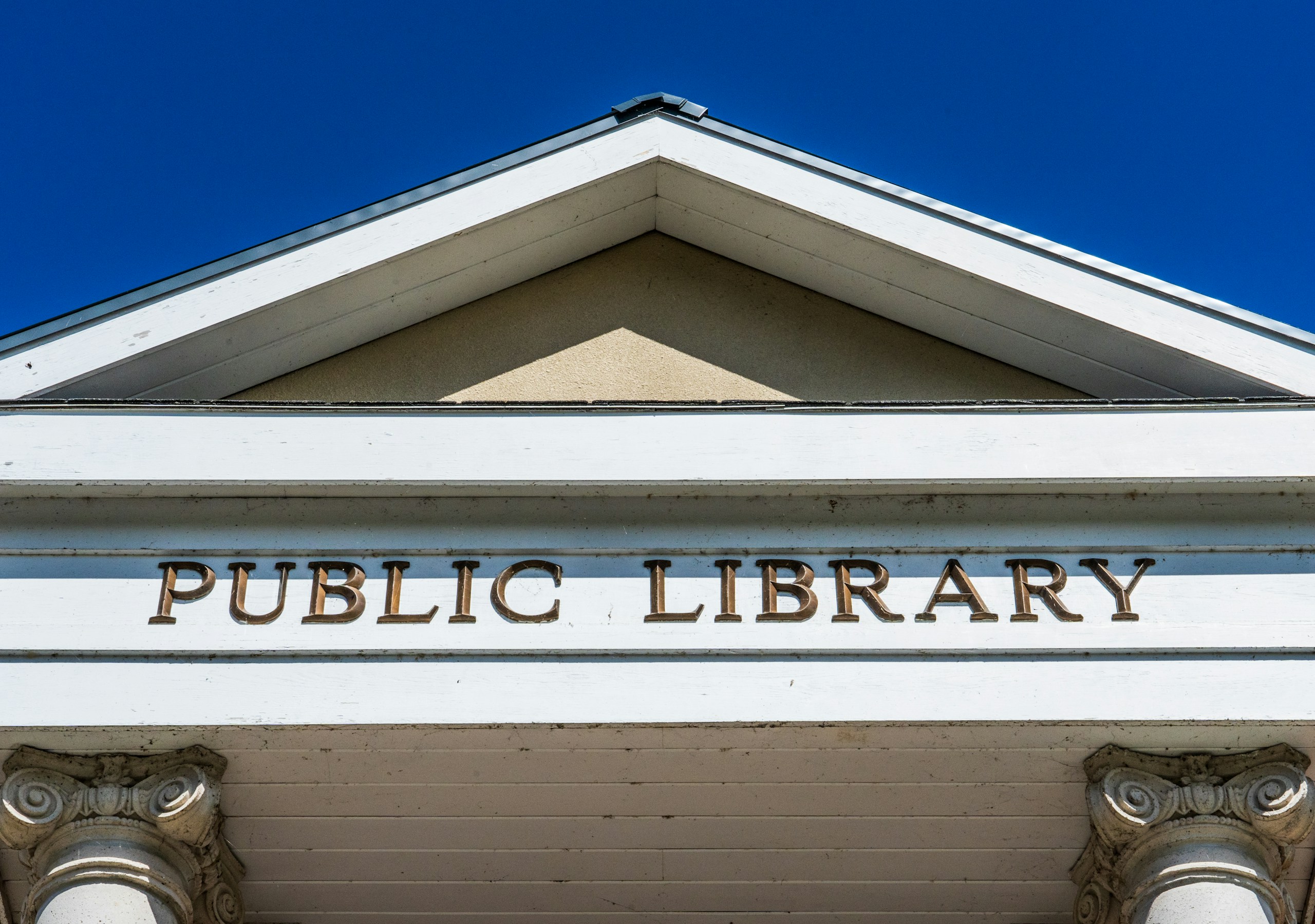 a building with a sign that reads public library