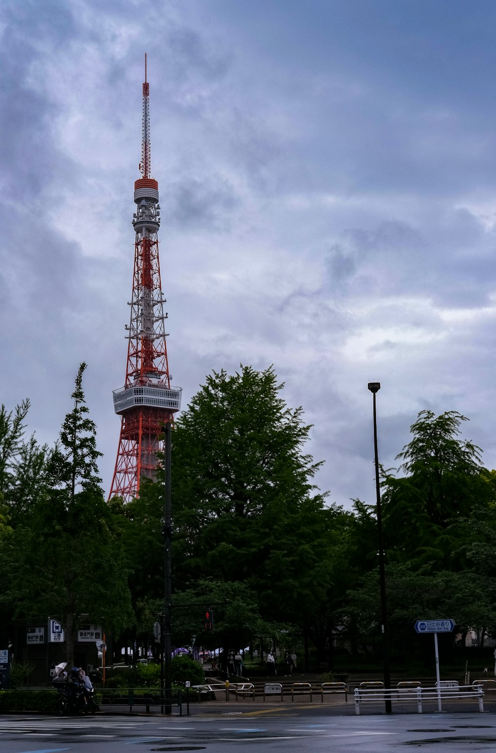 空の背景に赤と白の塔