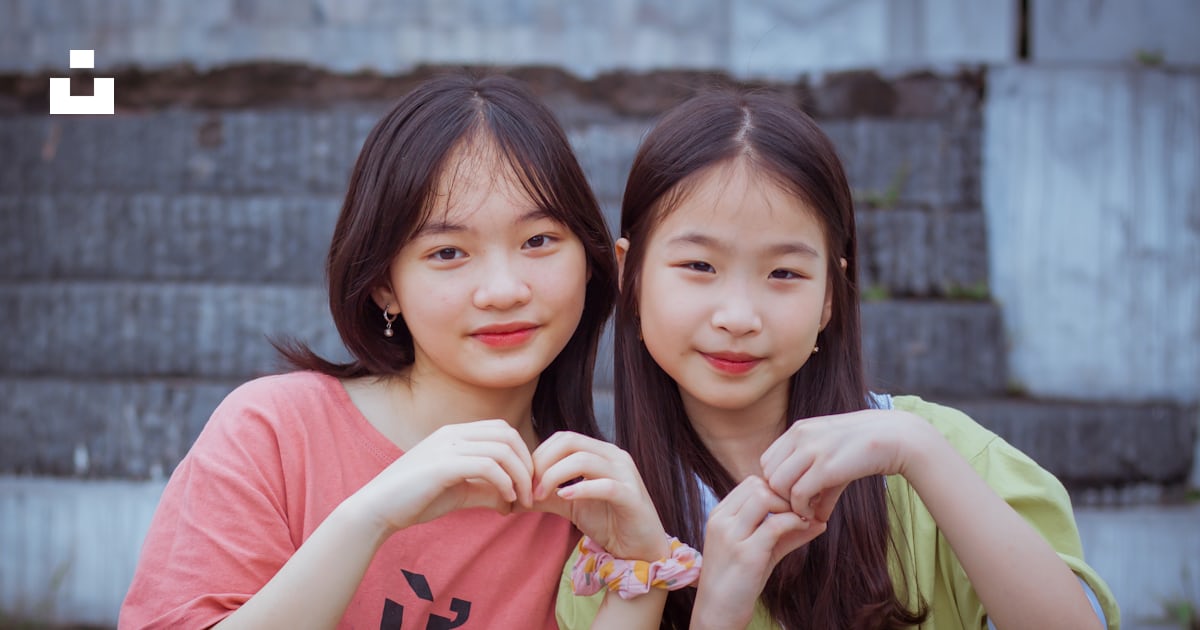 Foto zum Thema Zwei junge Mädchen, die nebeneinander sitzen