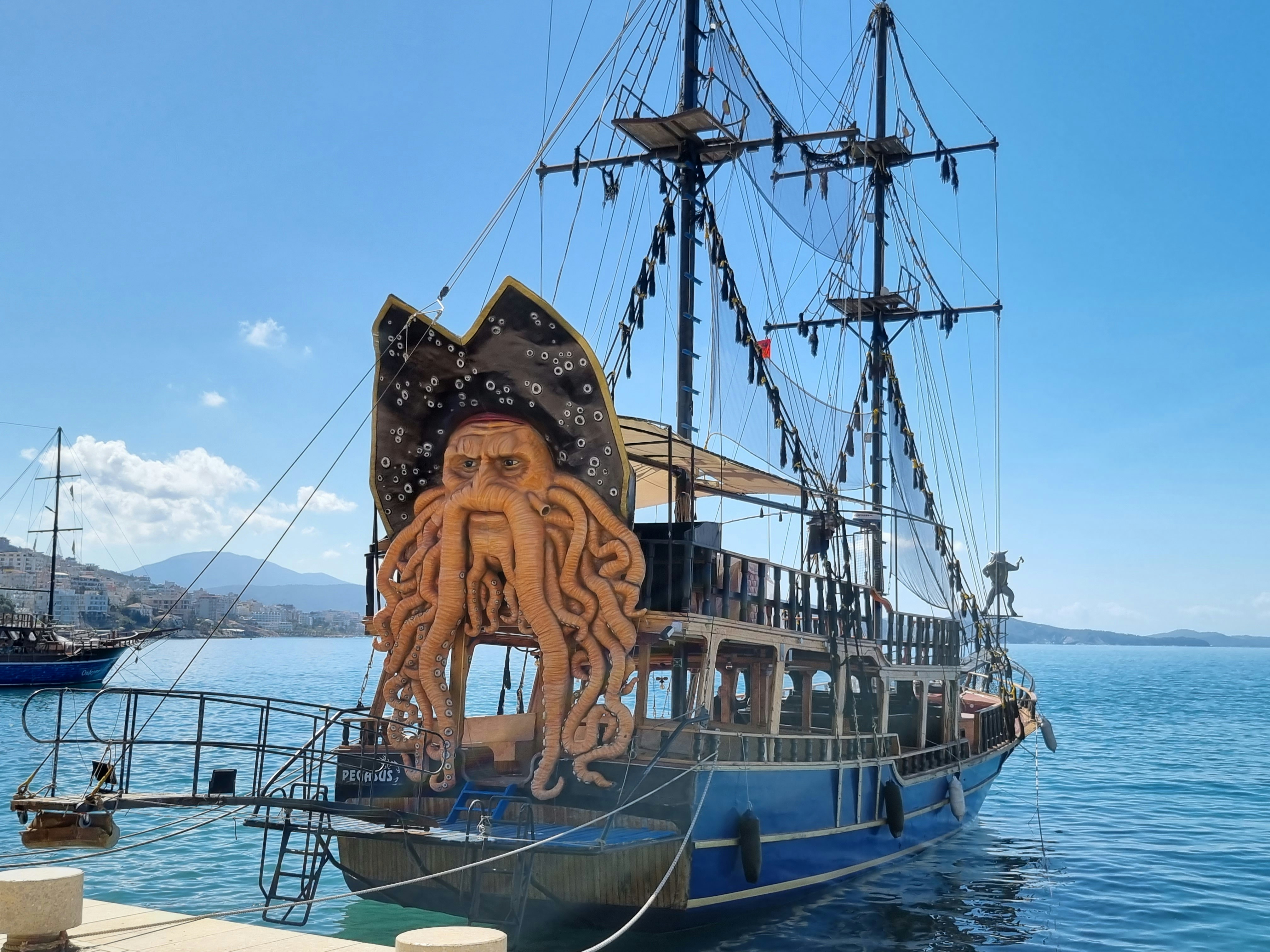 ein Boot mit einem riesigen Oktopus auf der Vorderseite