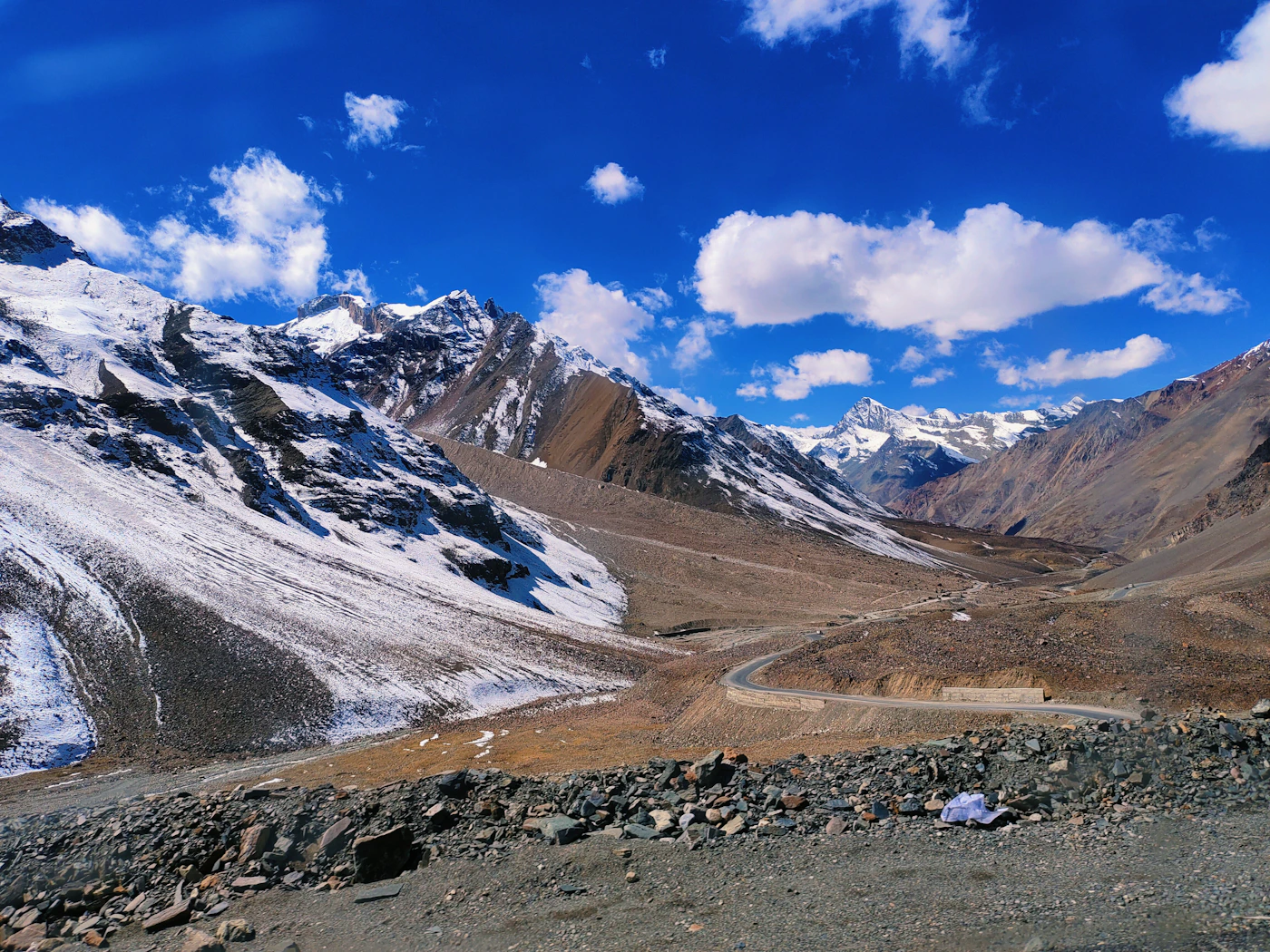 Vue panoramique des montagnes du Ladakh avec route en contrebas