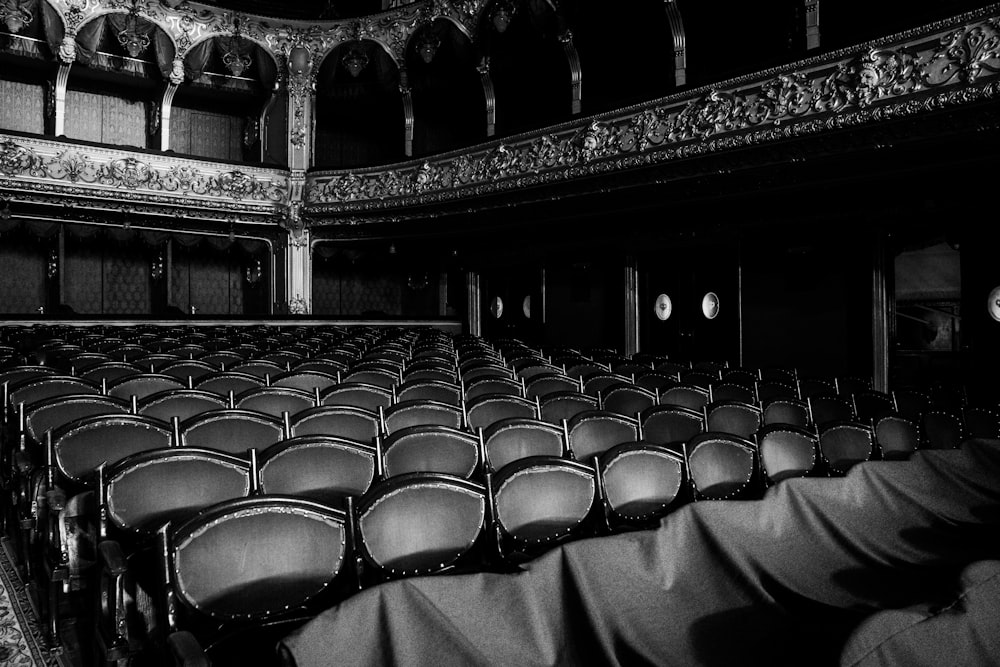 Una foto en blanco y negro de un auditorio vacío