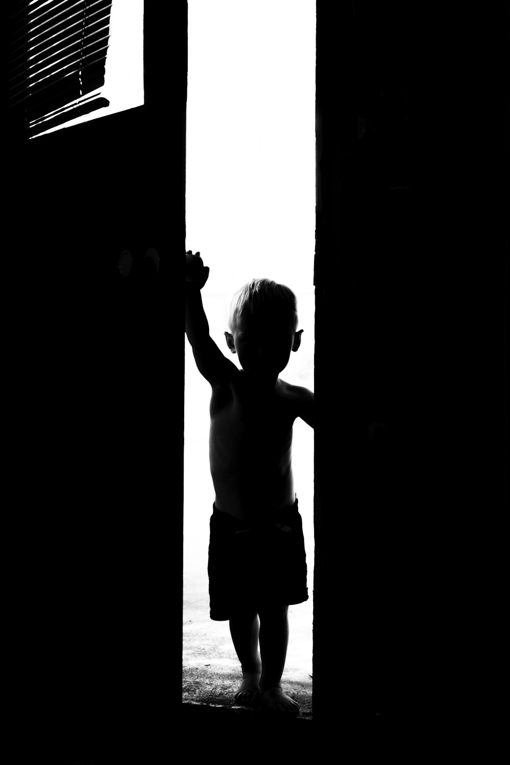 Ein kleines Kind, das vor einer Tür steht