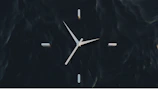Minimalistic clock with blurred hands indicating waiting time.