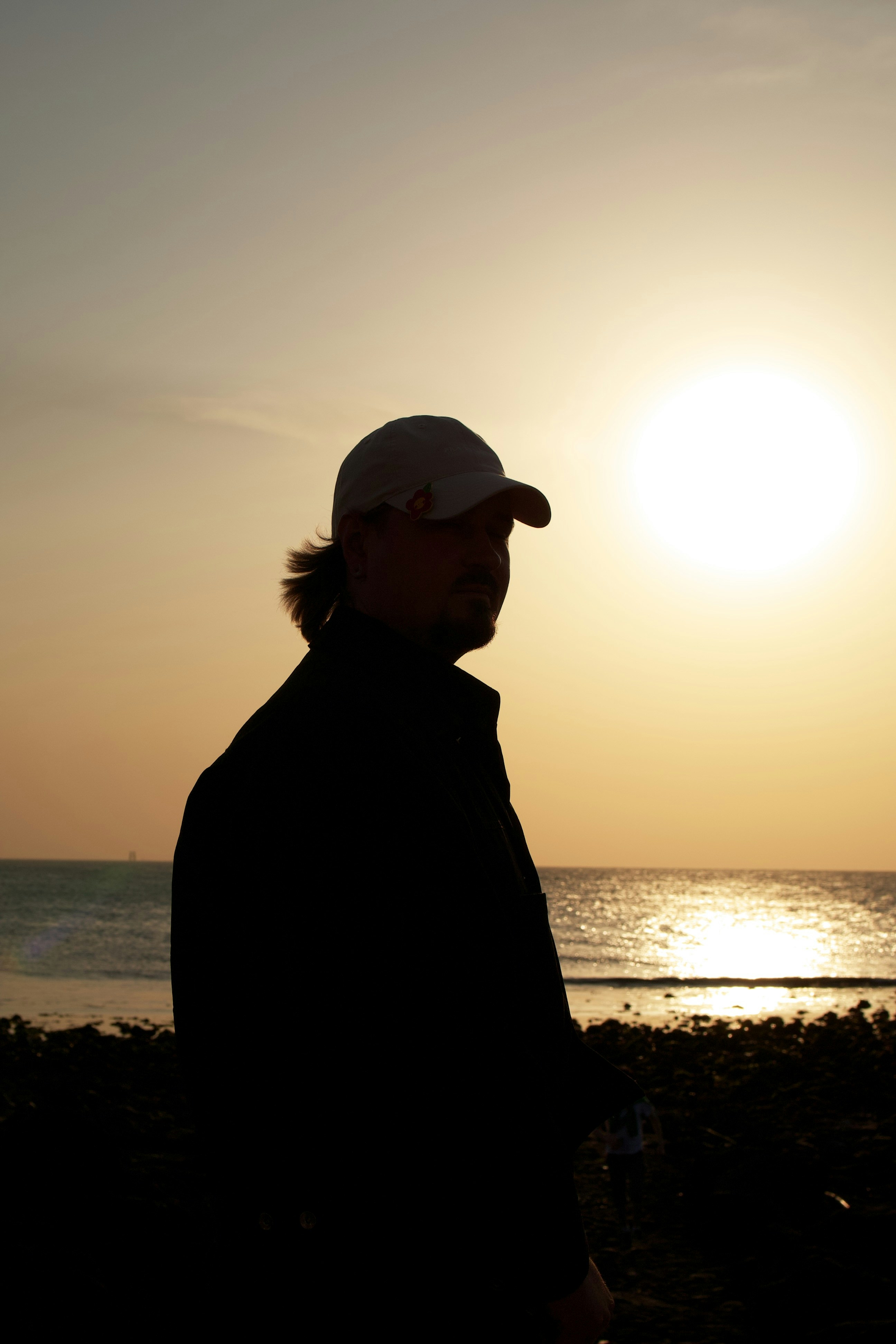 um homem em cima de uma praia ao lado do oceano