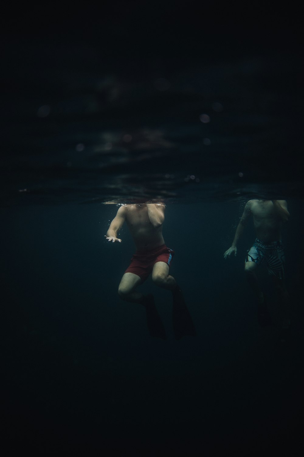 Un homme nageant dans l’eau avec un masque