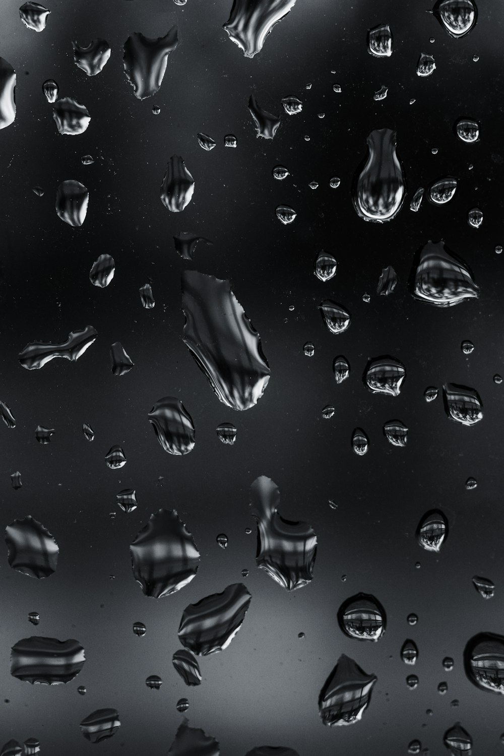 Una foto in bianco e nero di gocce d'acqua
