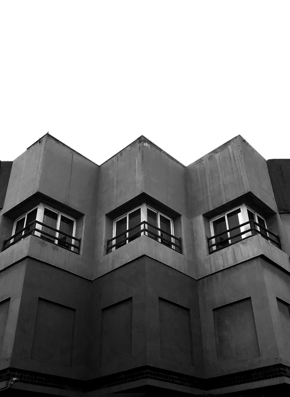 a black and white photo of a building