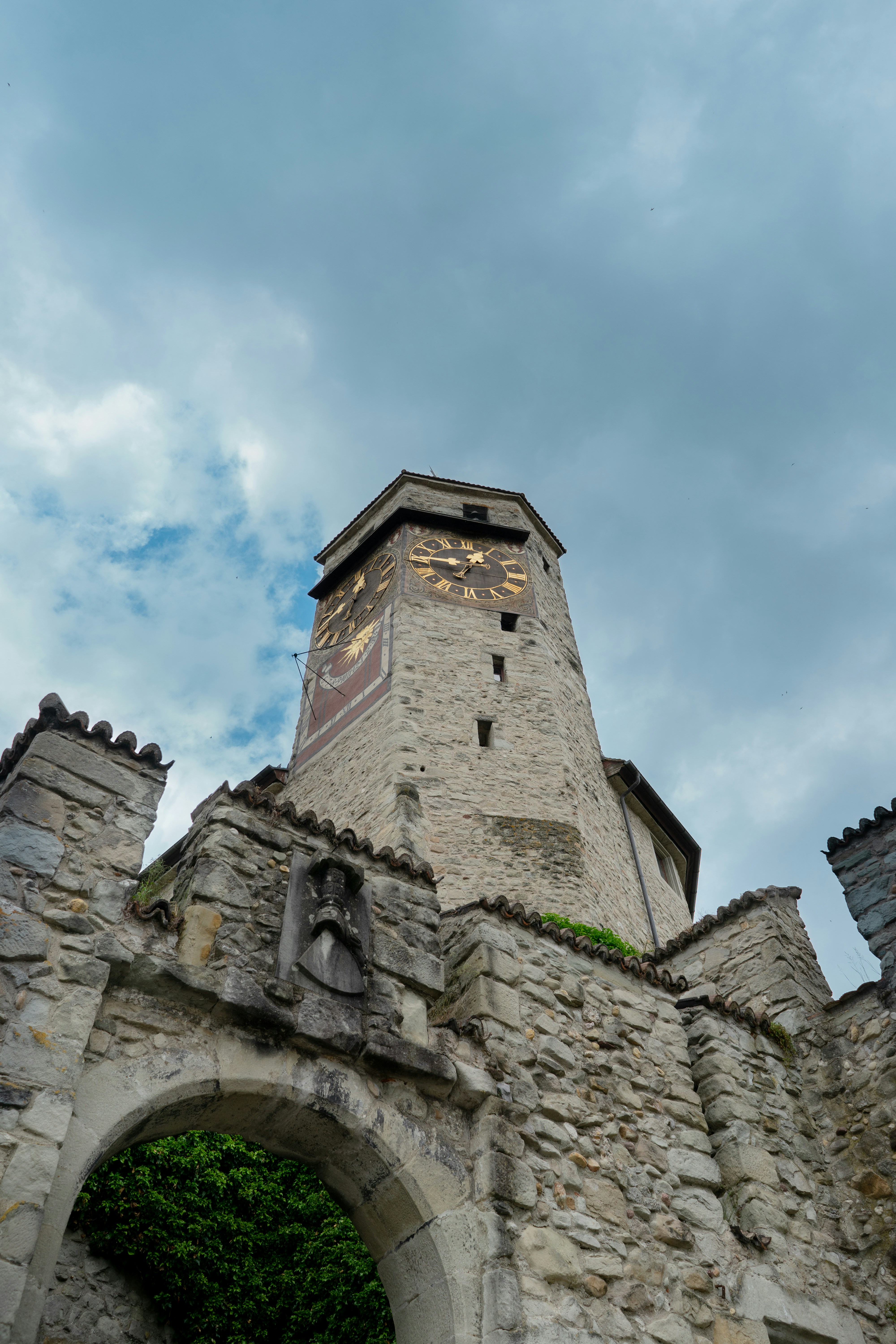 그 위에 시계가있는 높은 탑