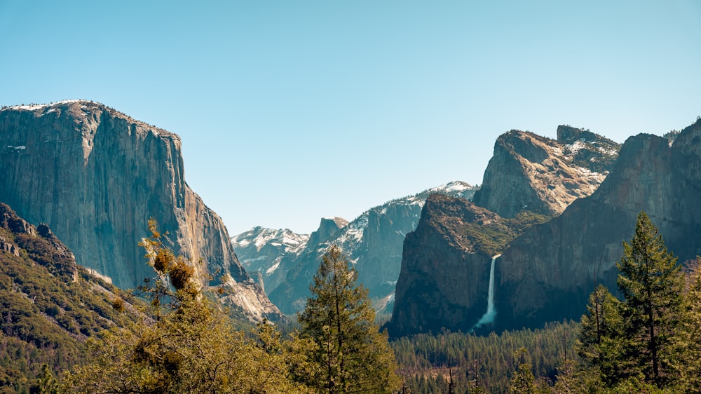 une vue d’une cascade dans les montagnes