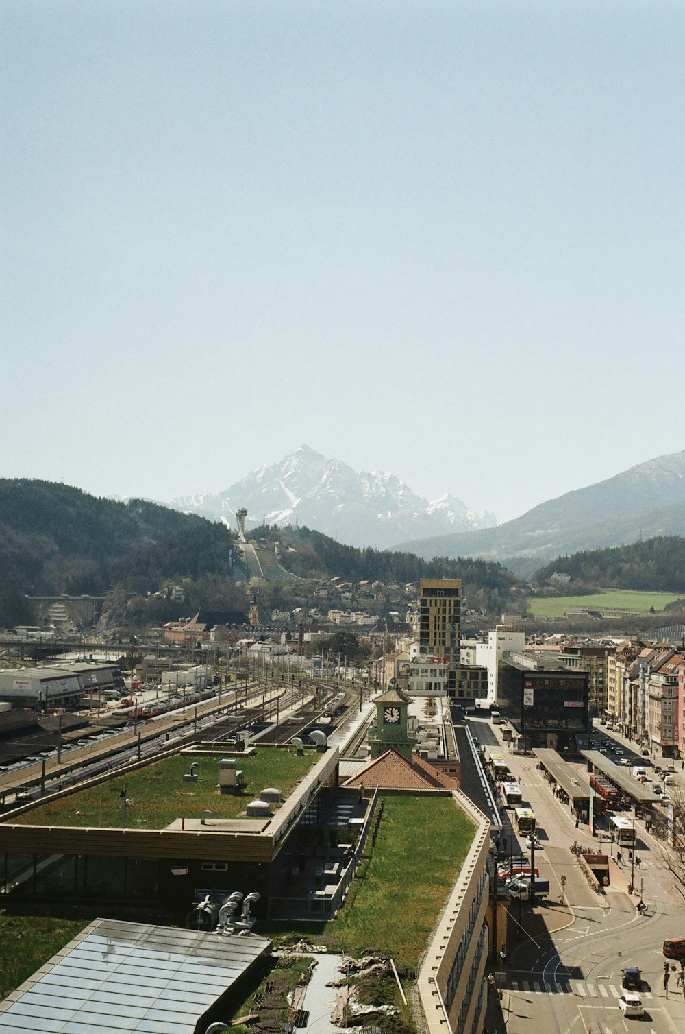 uma vista de uma cidade com montanhas ao fundo