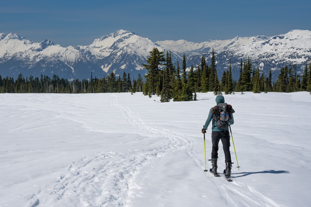 Langrennsløper i norsk vinterlandskap med snødekte fjell i bakgrunnen