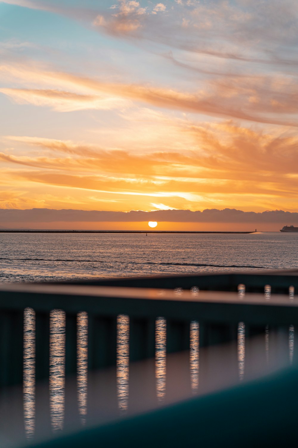 Il sole sta tramontando su uno specchio d'acqua