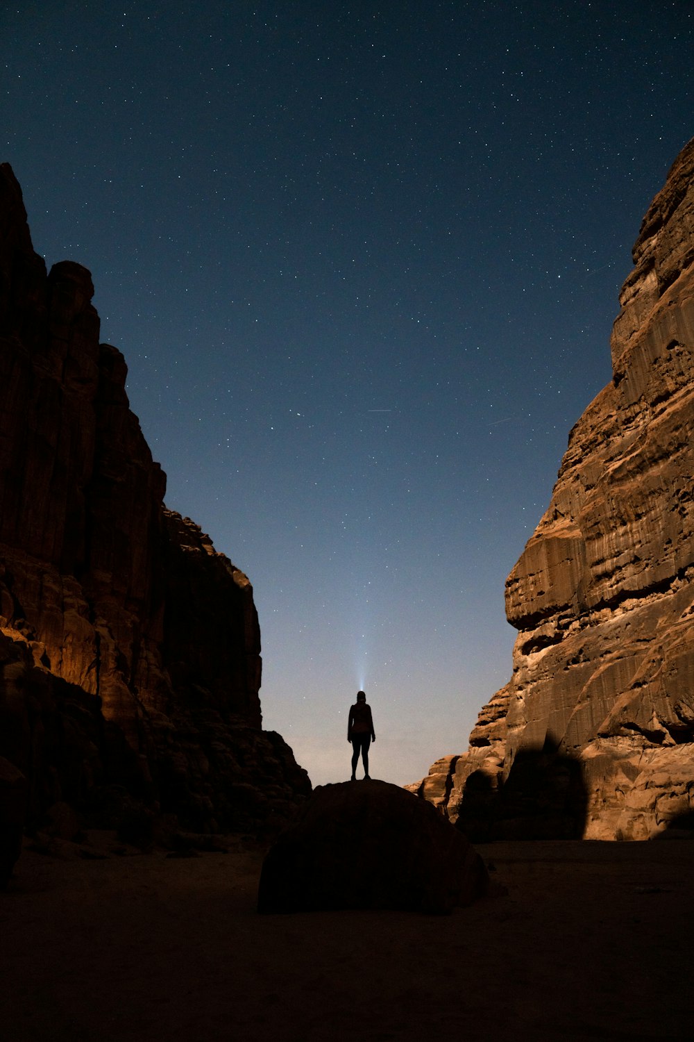 una persona in piedi nel mezzo di un deserto di notte