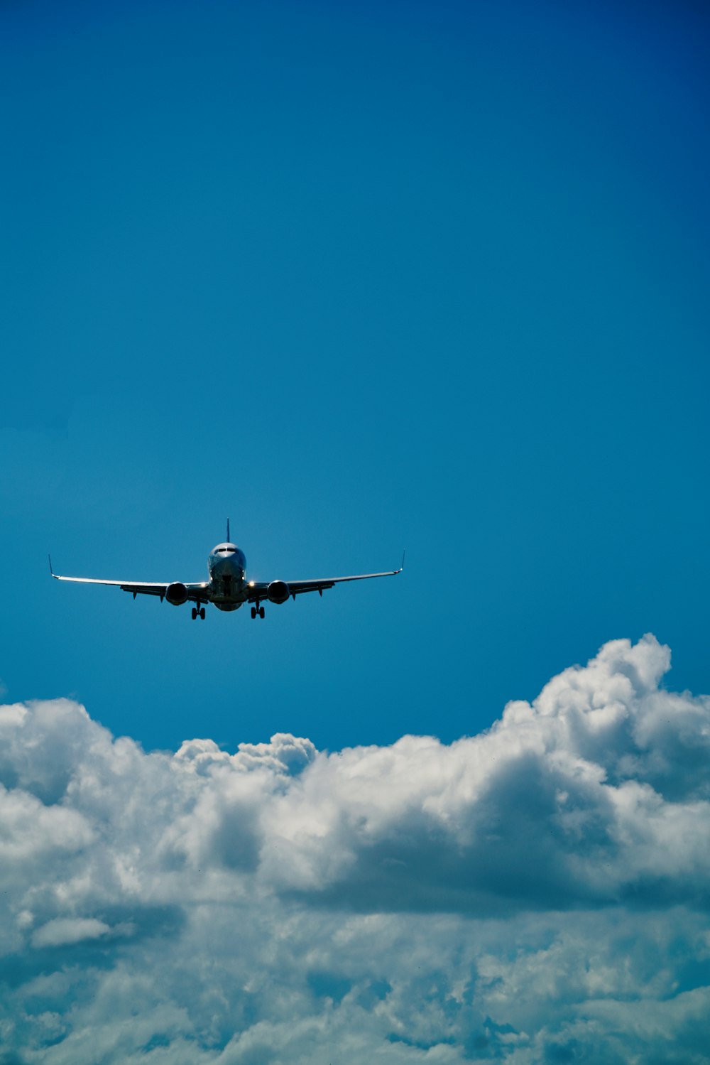 Ein Flugzeug fliegt durch den blauen Himmel