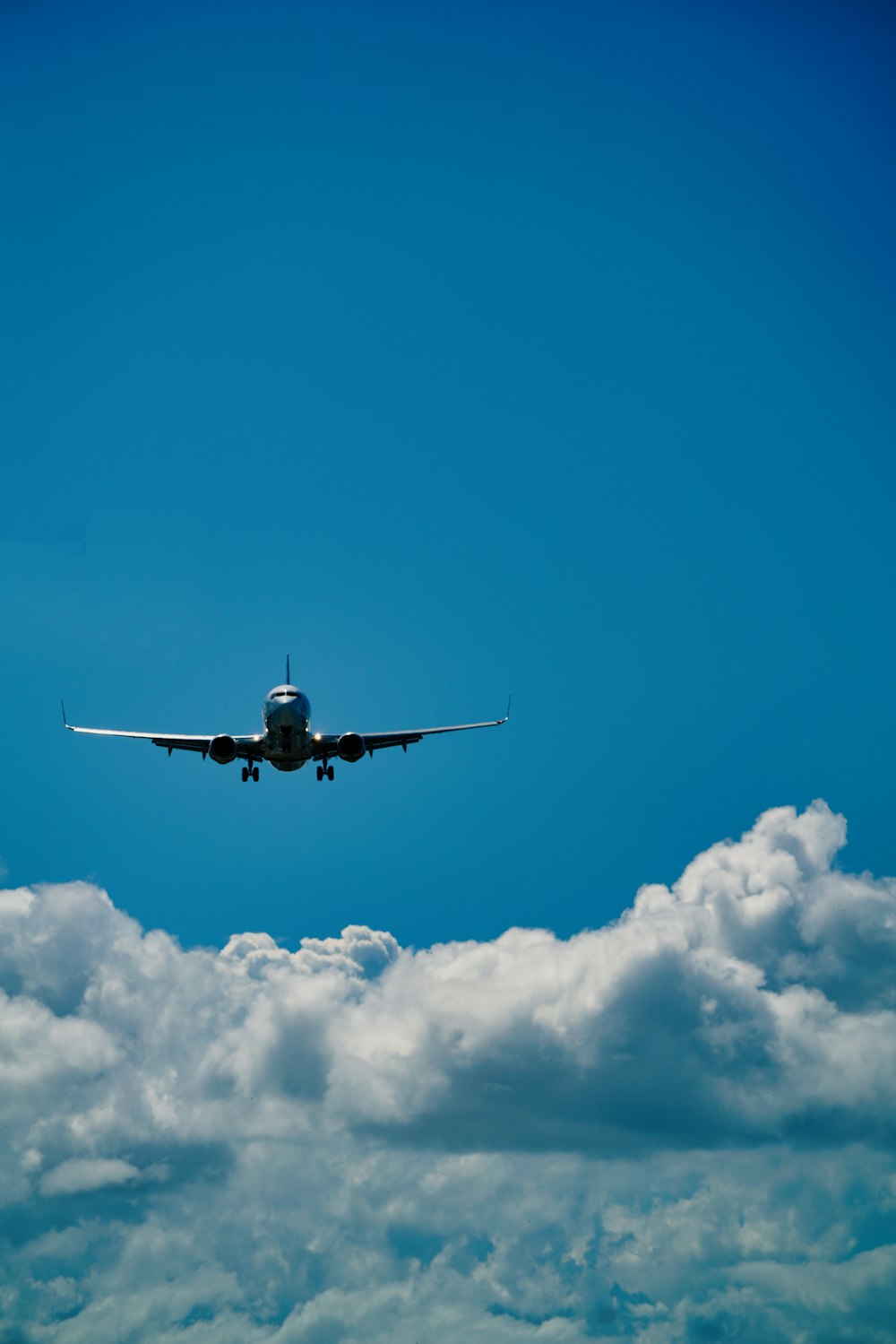 Un aereo sta volando attraverso il cielo blu