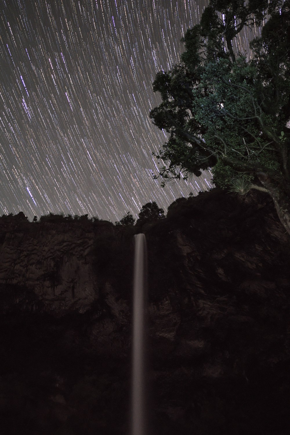 Una foto de larga exposición de una cascada por la noche